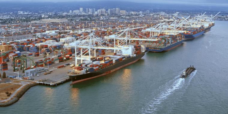 Boat with container docking in de harbor